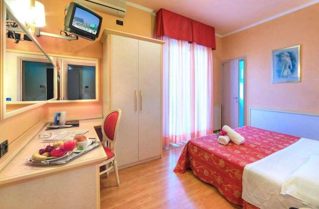 Hotel Mondial بورتو ريكاناتي الغرفة الصورة